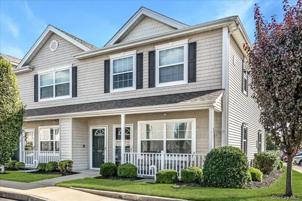 Property Slideshow image 2 of 20 | 802 willow ln uppr level, Valley Stream, NY, 11580