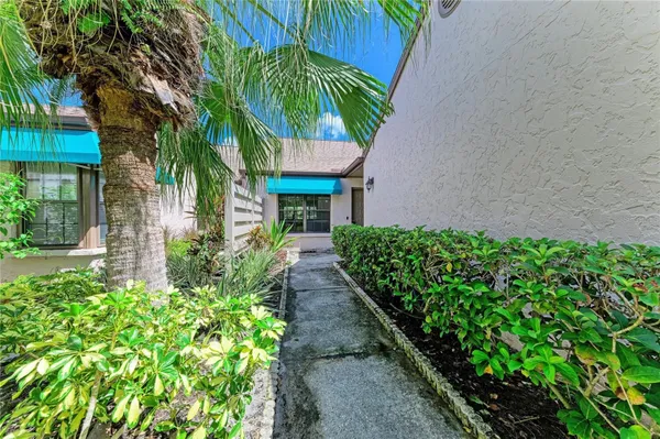 Property Slideshow image 2 of 40 | 6085 clubside dr, Sarasota, FL, 34243