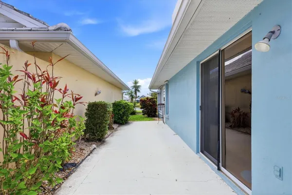 Property Slideshow image 3 of 29 | 733 harrington lake dr 25, Venice, FL, 34293