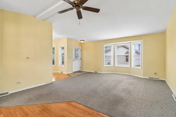 Property Slideshow image 3 of 38 | 335 belmont ct, Grayslake, IL, 60030