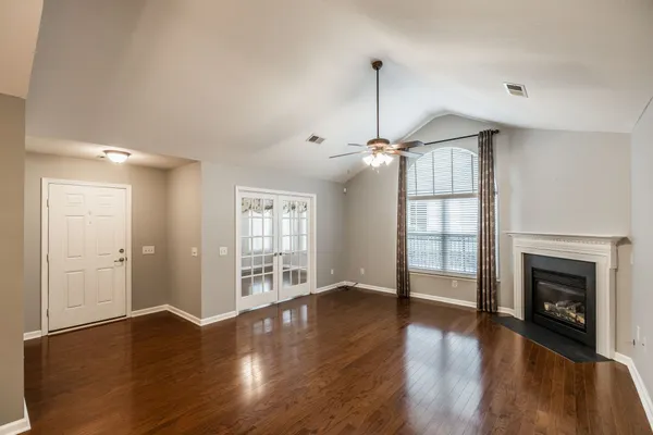 Property Slideshow image 2 of 28 | 825 s browns ln 201, Gallatin, TN, 37066