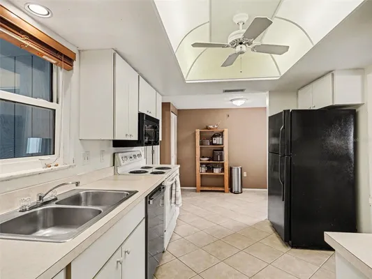 Property Slideshow image 2 of 17 | 3618 medford ln 1538, Sarasota, FL, 34232