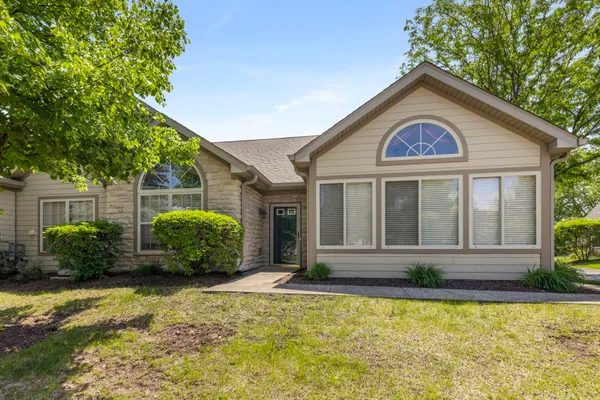 Property Slideshow image 2 of 21 | 1900 timbers edge cir, Joliet, IL, 60431