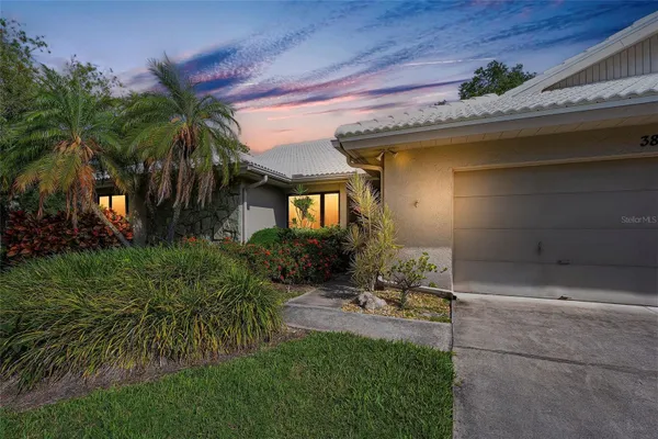 Property Slideshow image 2 of 37 | 3825 wilshire cir 1, Sarasota, FL, 34238