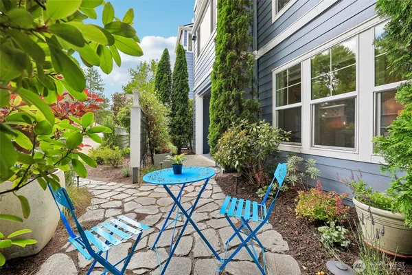 Property Slideshow image 3 of 40 | 3935 226th pl 111, Issaquah, WA, 98029