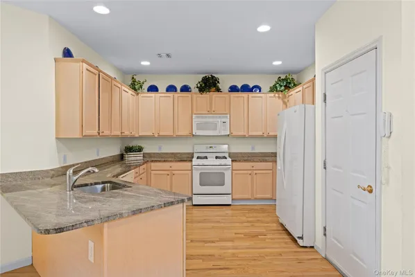 Property Slideshow image 3 of 30 | 100 cove ln 100, Brookhaven, NY, 11733