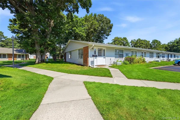Property Slideshow image 2 of 24 | 232 blackpool ct f, Brookhaven, NY, 11961