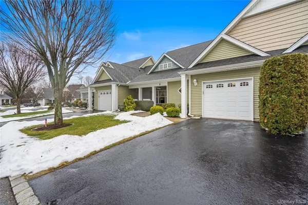 Property Slideshow image 2 of 37 | 5 newcastle ct, Riverhead, NY, 11901