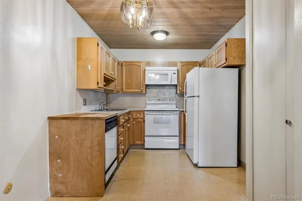 Property Slideshow image 3 of 27 | 605 s clinton st 5a, Denver, CO, 80247
