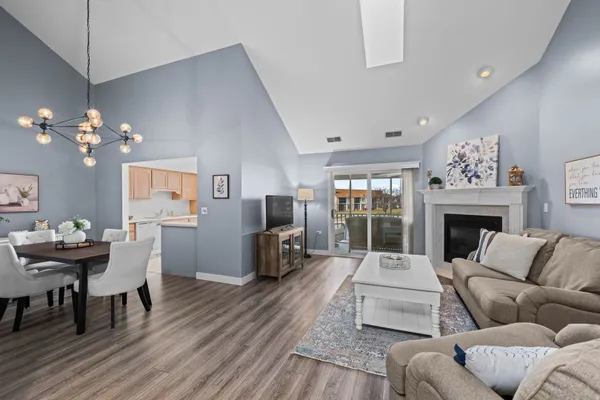 Property Slideshow image 3 of 28 | 6508 pine trail ln apt 4, Tinley Park, IL, 60477