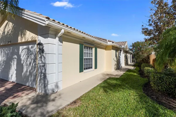 Property Slideshow image 2 of 65 | 5840 helicon pl, Sarasota, FL, 34238