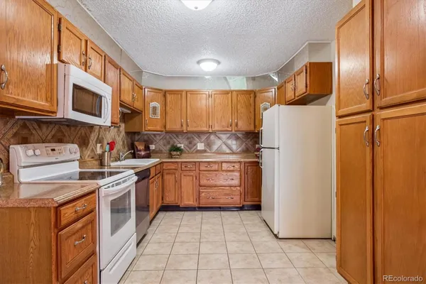 Property Slideshow image 3 of 48 | 300 s clinton st 5a, Denver, CO, 80247