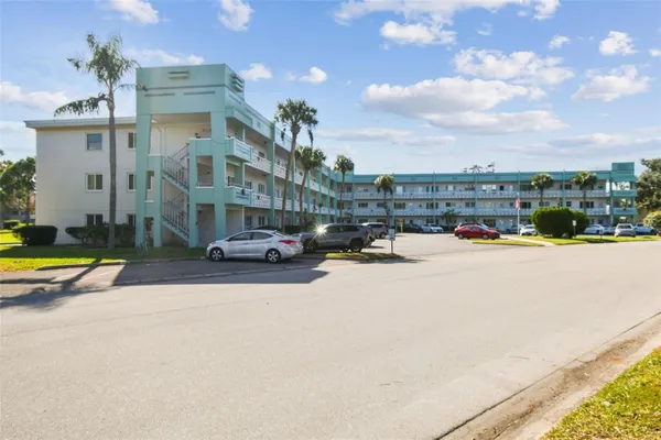 Property Slideshow image 2 of 62 | 2455 finlandia ln 67, Clearwater, FL, 33763