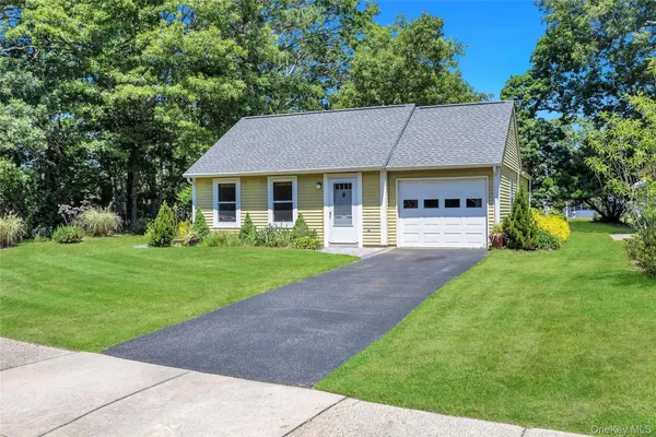 Property Slideshow image 2 of 22 | 338 edinburgh dr, Brookhaven, NY, 11961