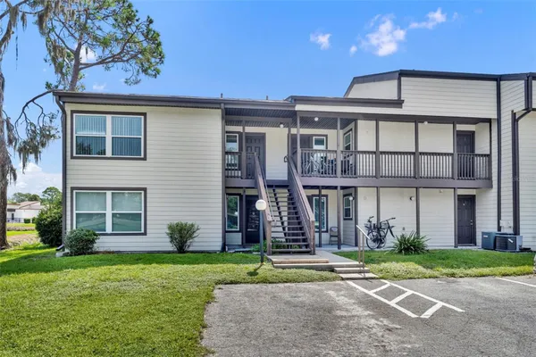 Property Slideshow image 3 of 43 | 19201 sandalwood dr # 19201, Wildwood, FL, 34785