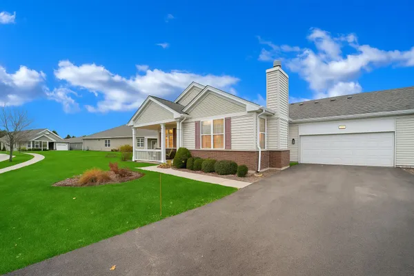 Property Slideshow image 2 of 3 | 672 n falls cir, Pingree Grove, IL, 60140