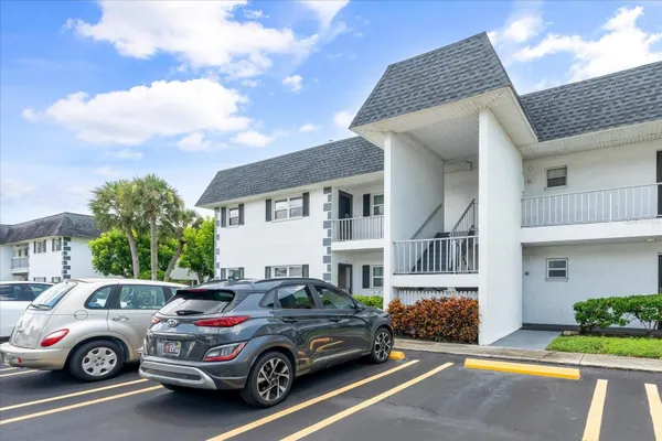 Property Slideshow image 2 of 27 | 304 47th avenue dr 307, Bradenton, FL, 34207