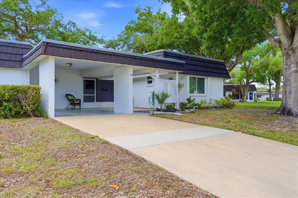 Property Slideshow image 2 of 41 | 1333 glen oaks dr 135, Sarasota, FL, 34232
