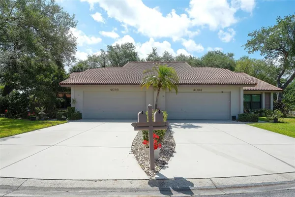 Property Slideshow image 2 of 42 | 4034 wilshire cir 154, Sarasota, FL, 34238