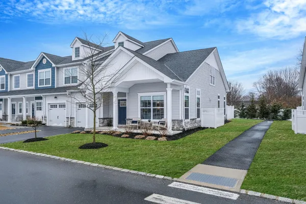 Property Slideshow image 3 of 46 | 59 farm acre cir, Brookhaven, NY, 11766