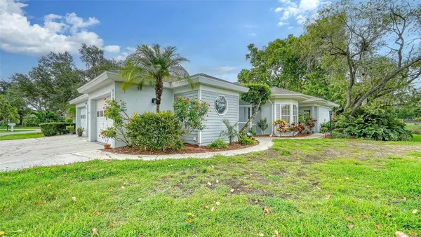 Property Slideshow image 2 of 49 | 6467 carrington cir 43, Sarasota, FL, 34238