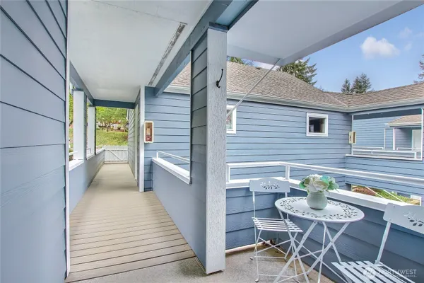 Property Slideshow image 3 of 40 | 4101 220th pl 2053, Issaquah, WA, 98029