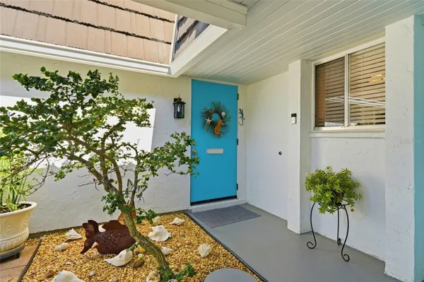 Property Slideshow image 2 of 32 | 3985 overlook bnd 16, Sarasota, FL, 34232