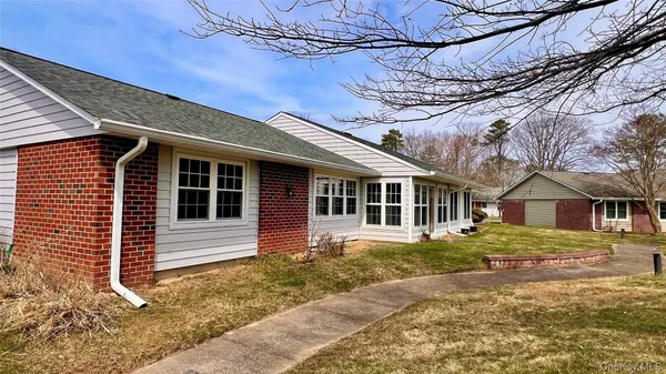 Property Slideshow image 2 of 15 | 72 enfield ct a, Brookhaven, NY, 11961