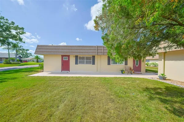 Property Slideshow image 3 of 59 | 202 bedford st 72, Sun City Center, FL, 33573