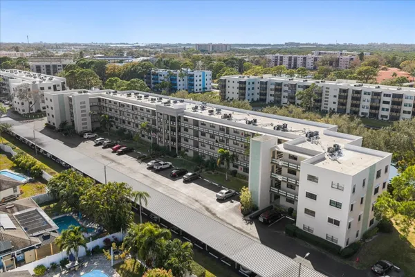 Property Slideshow image 3 of 30 | 6080 n 80th st 412, St Petersburg, FL, 33709