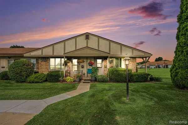 Property Slideshow image 2 of 28 | 25235 franklin ter # 8, South Lyon, MI, 48178
