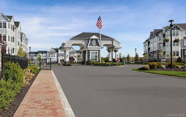 Property Slideshow image 2 of 49 | 28301 spruce pond cir, Plainview, NY, 11803