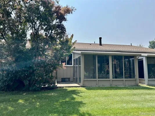 Property Slideshow image 2 of 27 | 25323 potomac dr # 2, South Lyon, MI, 48178