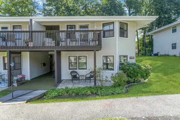 Property Slideshow image 2 of 24 | 34 b warwick pl b, Yorktown, NY, 10598