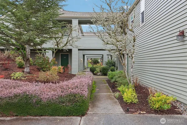 Property Slideshow image 2 of 38 | 22142 se 40th ln 1121, Issaquah, WA, 98029