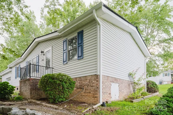 Property Slideshow image 3 of 34 | 402 deerfield ct, Hendersonville, NC, 28792