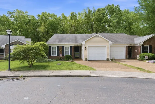 Property Slideshow image 3 of 27 | 905 glenmary ct, Nashville, TN, 37205