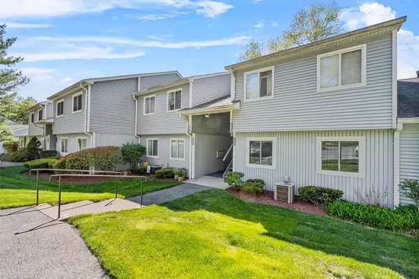 Property Slideshow image 2 of 37 | 156 carriage ct g, Yorktown Heights, NY, 10598