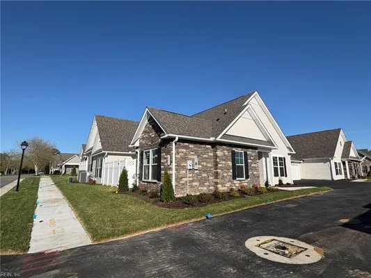 Property Slideshow image 2 of 42 | 203 oxford ave 39-4, Smithfield, VA, 23430