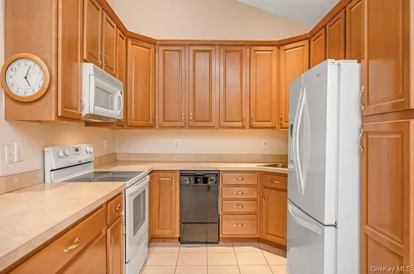Property Slideshow image 3 of 15 | 130 francesca way, Babylon, NY, 11701