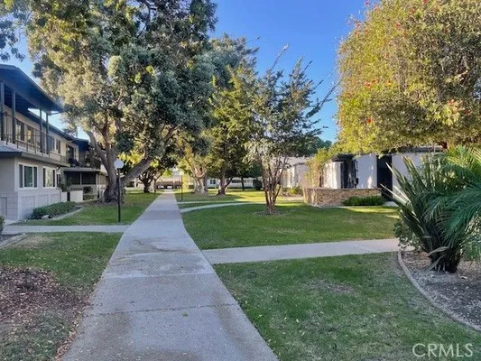 Property Slideshow image 2 of 28 | 13360 del monte dr apt 2b, Seal Beach, CA, 90740