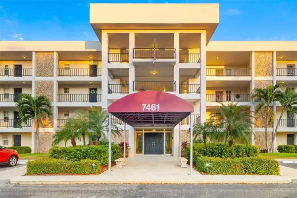 Property Slideshow image 2 of 48 | 7461 w country club dr 404, Sarasota, FL, 34243