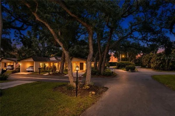 Property Slideshow image 3 of 40 | 6947 woodwind dr 77, Sarasota, FL, 34231