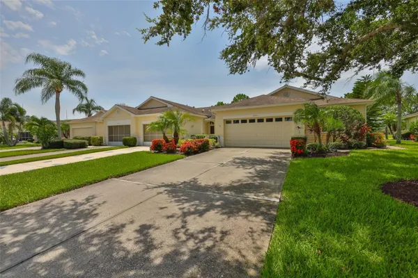 Property Slideshow image 2 of 52 | 2201 nantucket dr 46, Sun City Center, FL, 33573