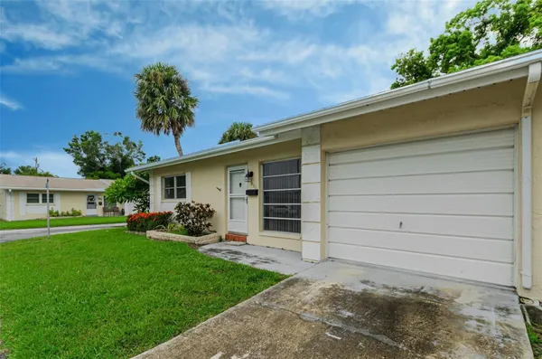 Property Slideshow image 2 of 49 | 830 cambridge ct, Dunedin, FL, 34698