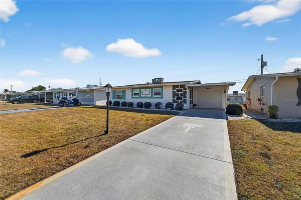 Property Slideshow image 3 of 53 | 1512 chevy chase dr, Sun City Center, FL, 33573