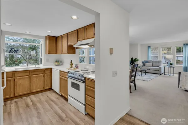 Property Slideshow image 3 of 40 | 3941 226th pl 211, Issaquah, WA, 98029