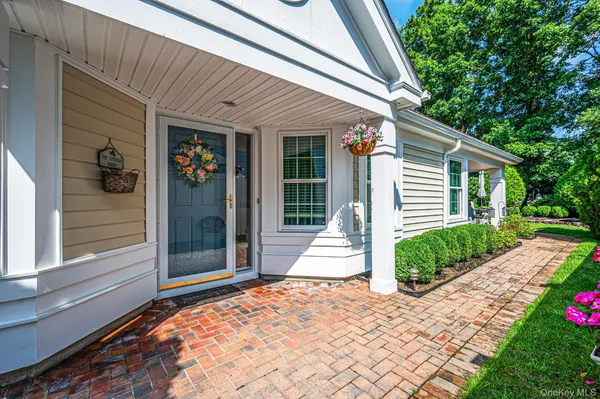 Property Slideshow image 3 of 34 | 19 sayville ct, Brookhaven, NY, 11961