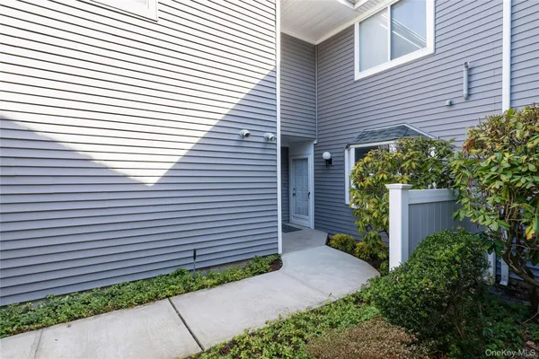 Property Slideshow image 2 of 36 | 290 w midland pond ct 290, Brookhaven, NY, 11955