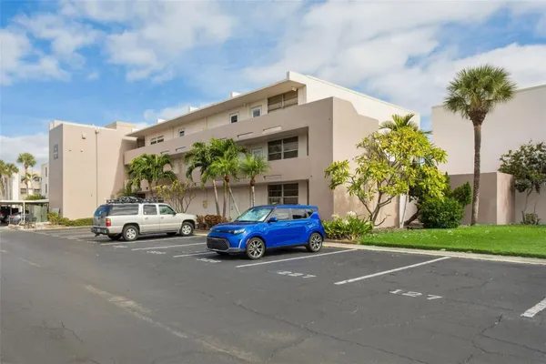 Property Slideshow image 2 of 25 | 7405 bay island dr 123, South Pasadena, FL, 33707